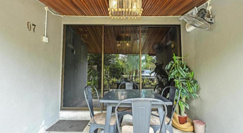 Oyo 90636 Teratak Zakiah Chalet เจอรันทุต ภายนอก รูปภาพ